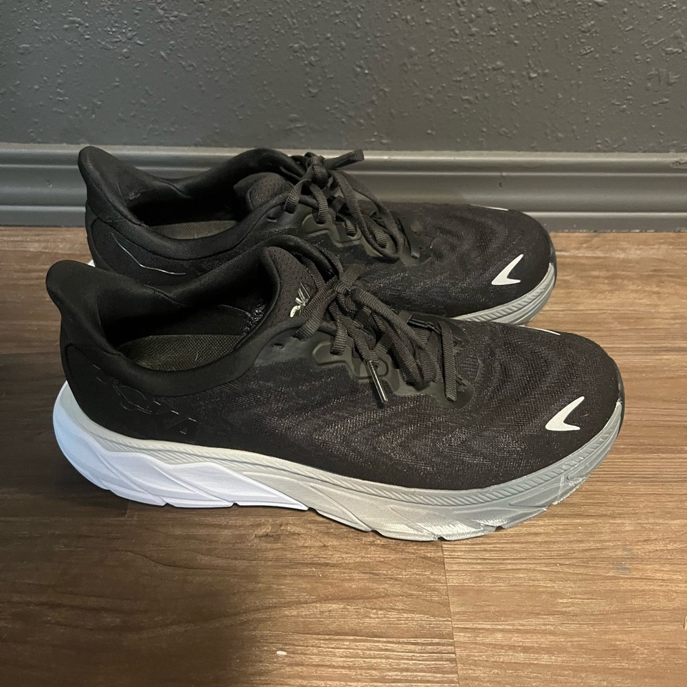 Women’s HOKA Arahi 6 Size 9